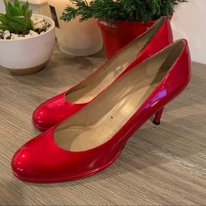 🎄STUART WEITZMAN Holiday Kitten Heels